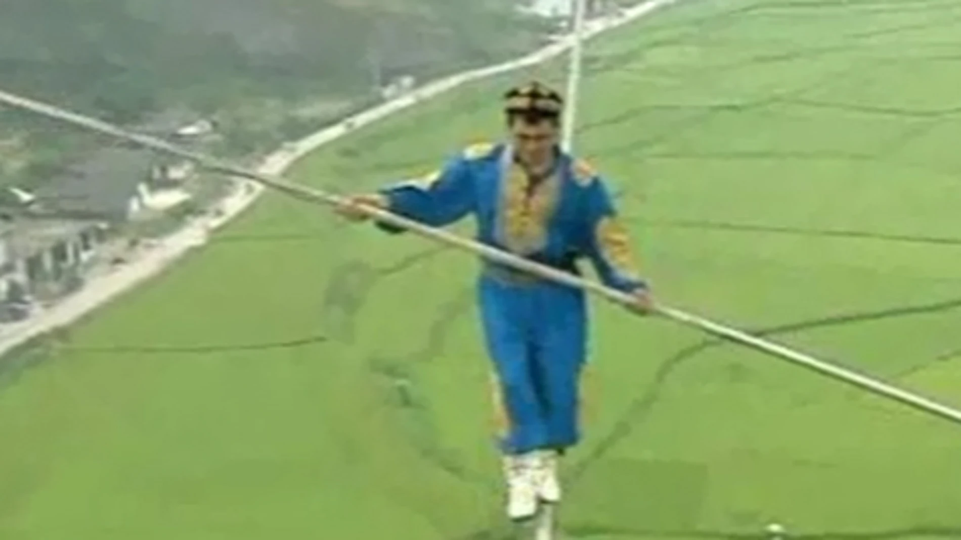 Pierde el equilibrio a 100 metros de altura