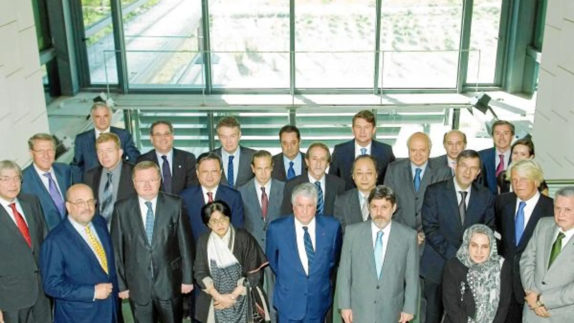 El presidente de la Cámara de Madrid y CEIM, Arturo Fernández, junto a los embajadores en España