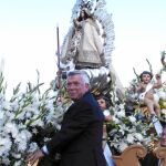 Castro entrega, ayer, el bastón de mando a la patrona de Getafe