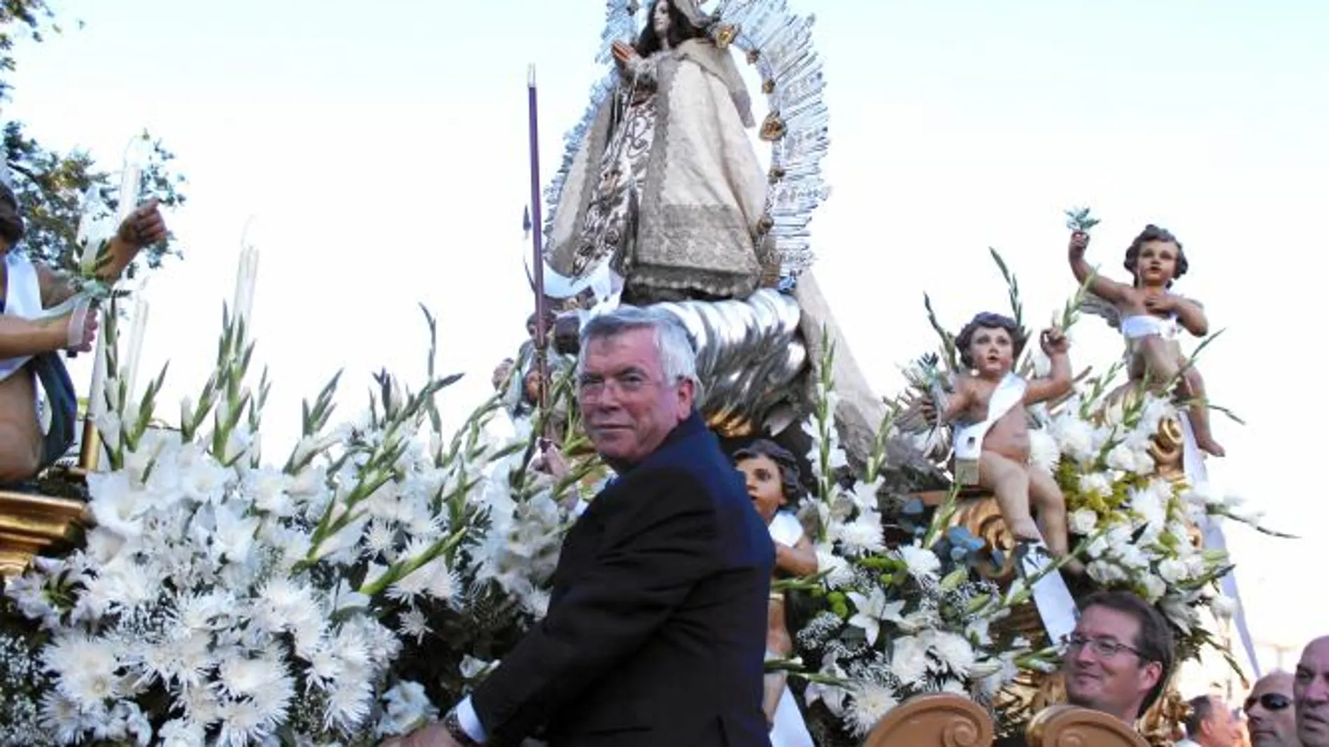 Castro entrega, ayer, el bastón de mando a la patrona de Getafe