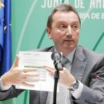 El Consejero de Empleo de la Junta, Manuel Recio, critica que el PP «mira hacia el lado contrario» en el escándalo de los ERE