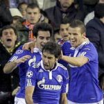 Raúl le da vida al Schalke