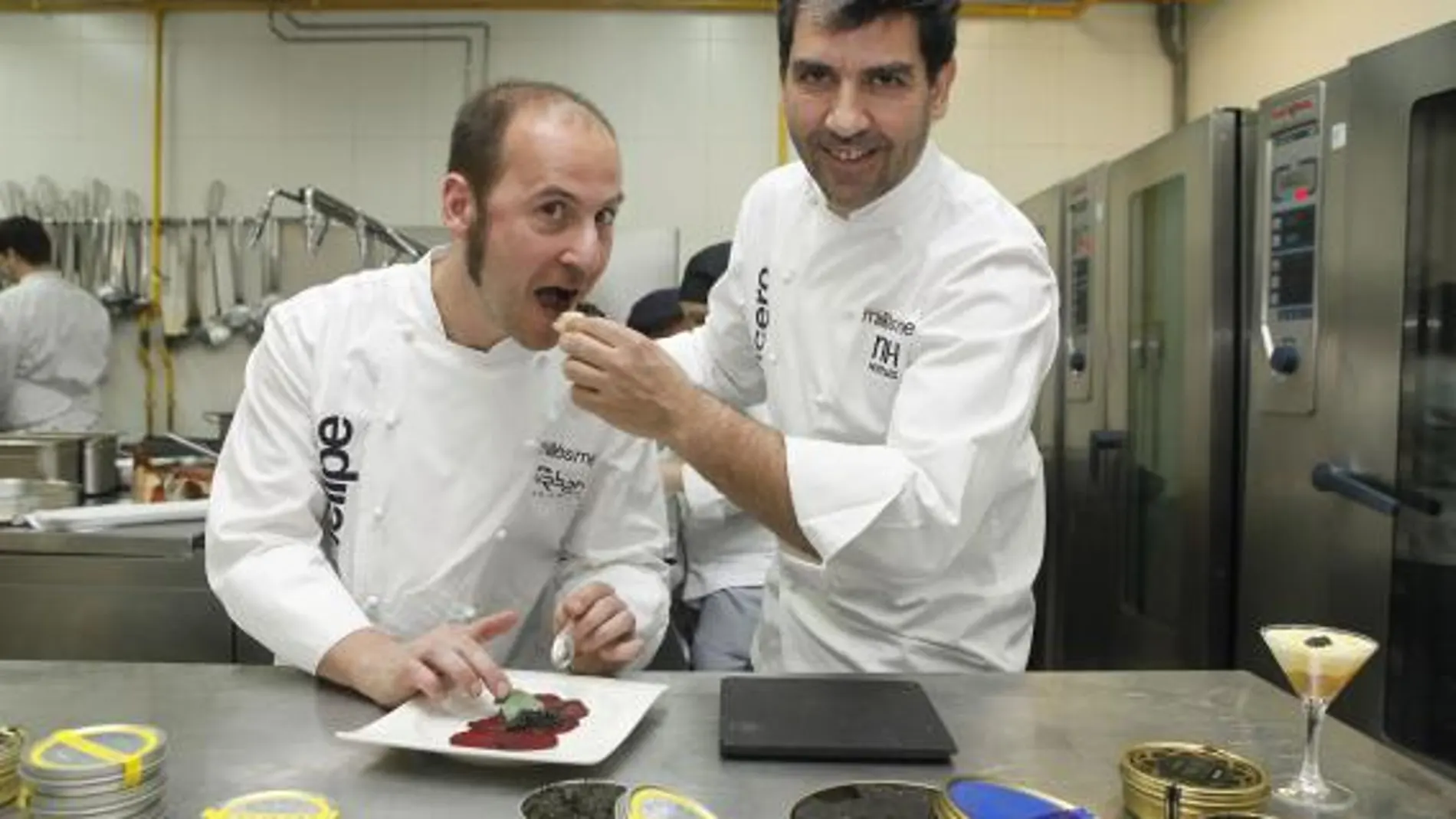 Los chefs, mientras preparan el almuerzo del Club Millesime