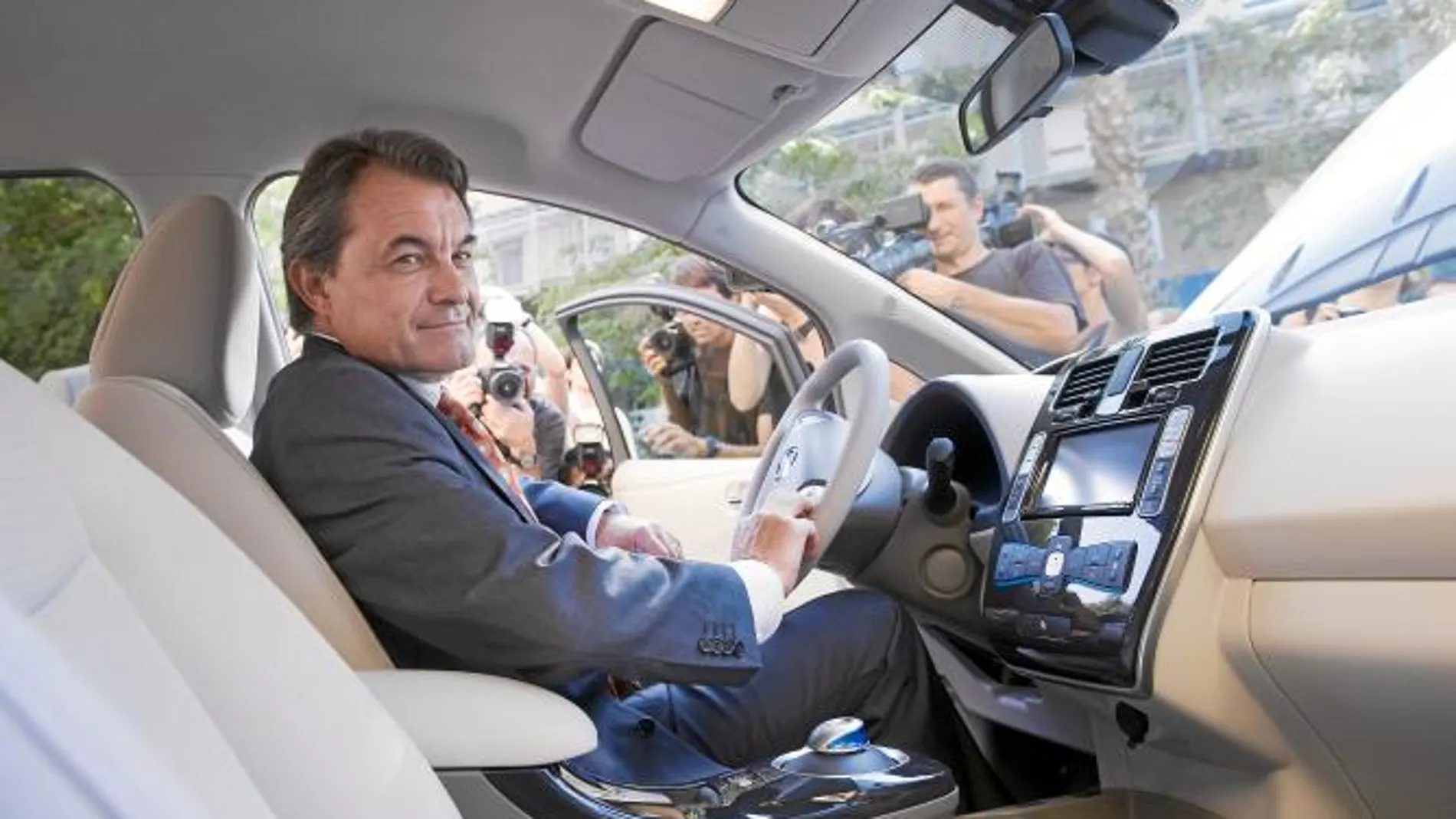 Artur Mas probó el primer coche eléctrico que se comercializará en España de la mano de Nissan
