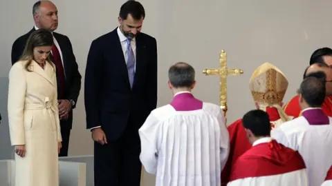 El Papa oficia una misa ante miles de fieles en la plaza del Obradoiro