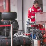 Un mecánico de Ferrari trabaja en el box preparando el estreno de Massa en los entrenamientos de hoy en el circuito de Montmeló