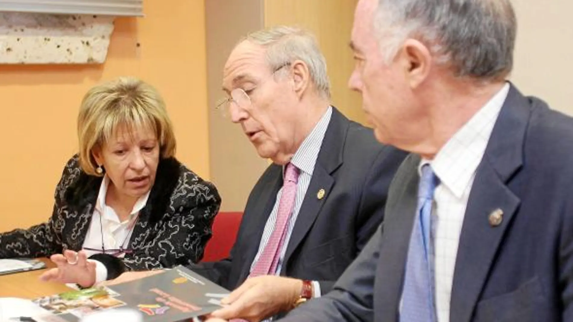 Heliodoro Gallego junto al director general de la Fundación Cartif, José Ramón Perán, ayer en Palencia