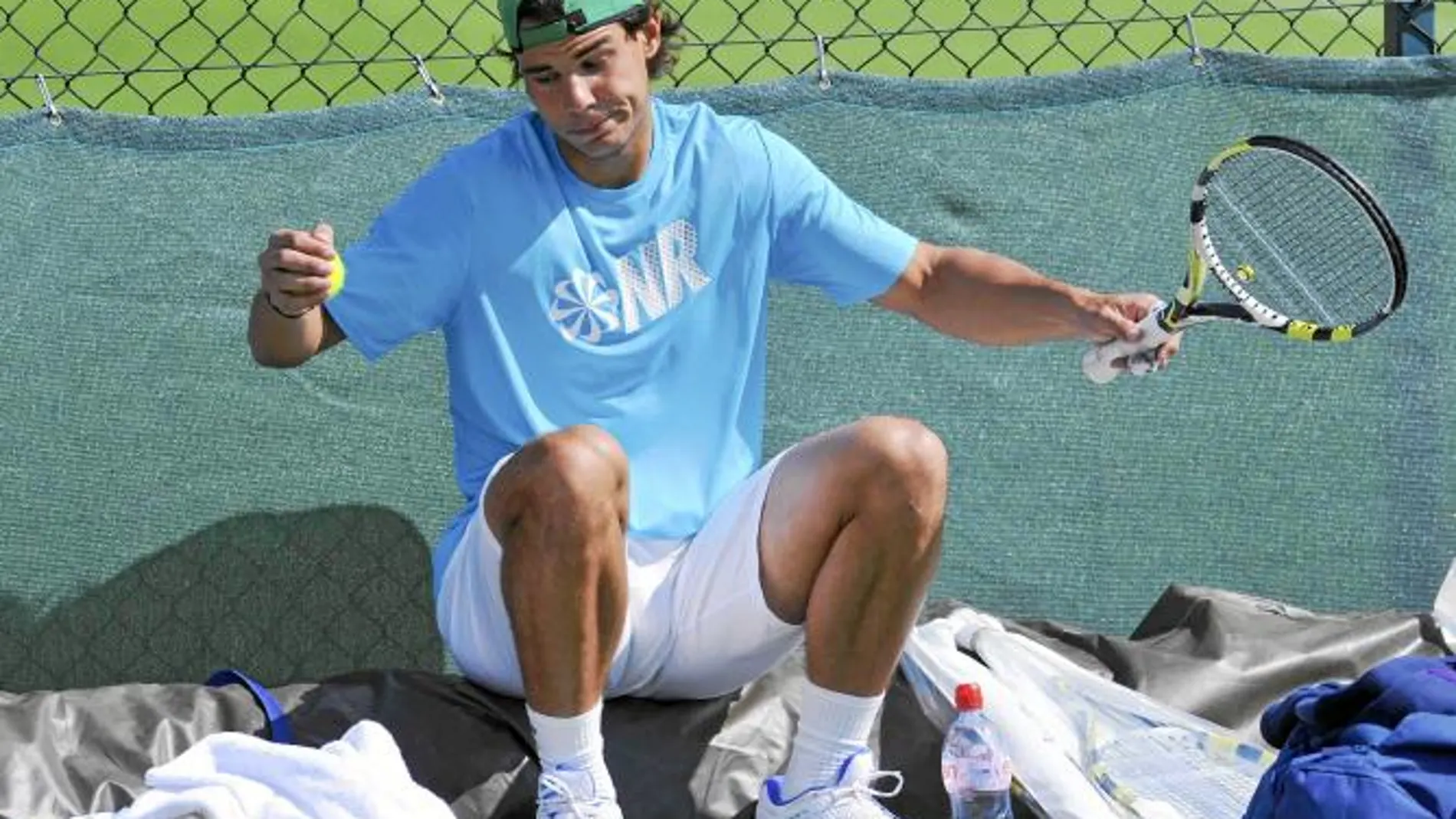 Nadal se lamenta durante el entrenamiento de ayer en Londres