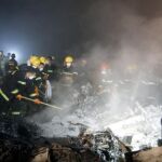 Los equipos de rescate buscan a las víctimas entre los restos del avión estrellado en Yichum (noreste de China)