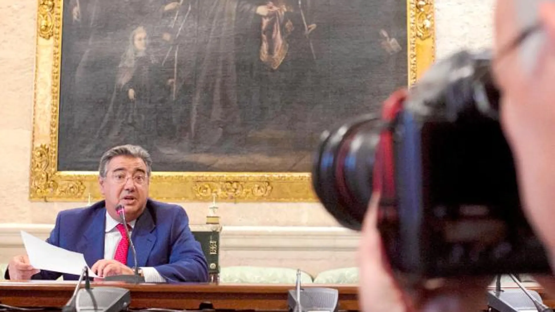 El alcalde, Juan Ignacio Zoido, ayer, durante la presentación de las medidas de ahorro