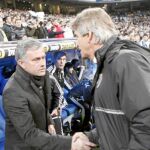 Pellegrini saluda a Mourinho antes del comienzo del partido