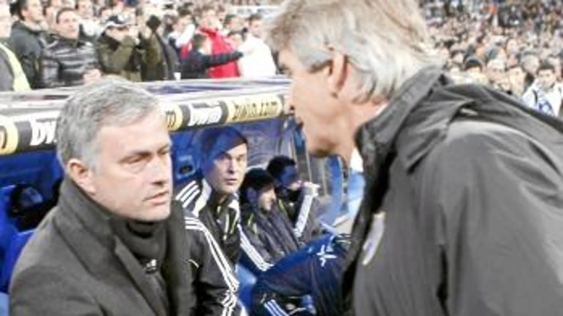 Pellegrini saluda a Mourinho antes del comienzo del partido