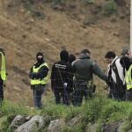 Miembros de la Guardia Civil acompañan a Igor Esnaola en el registro