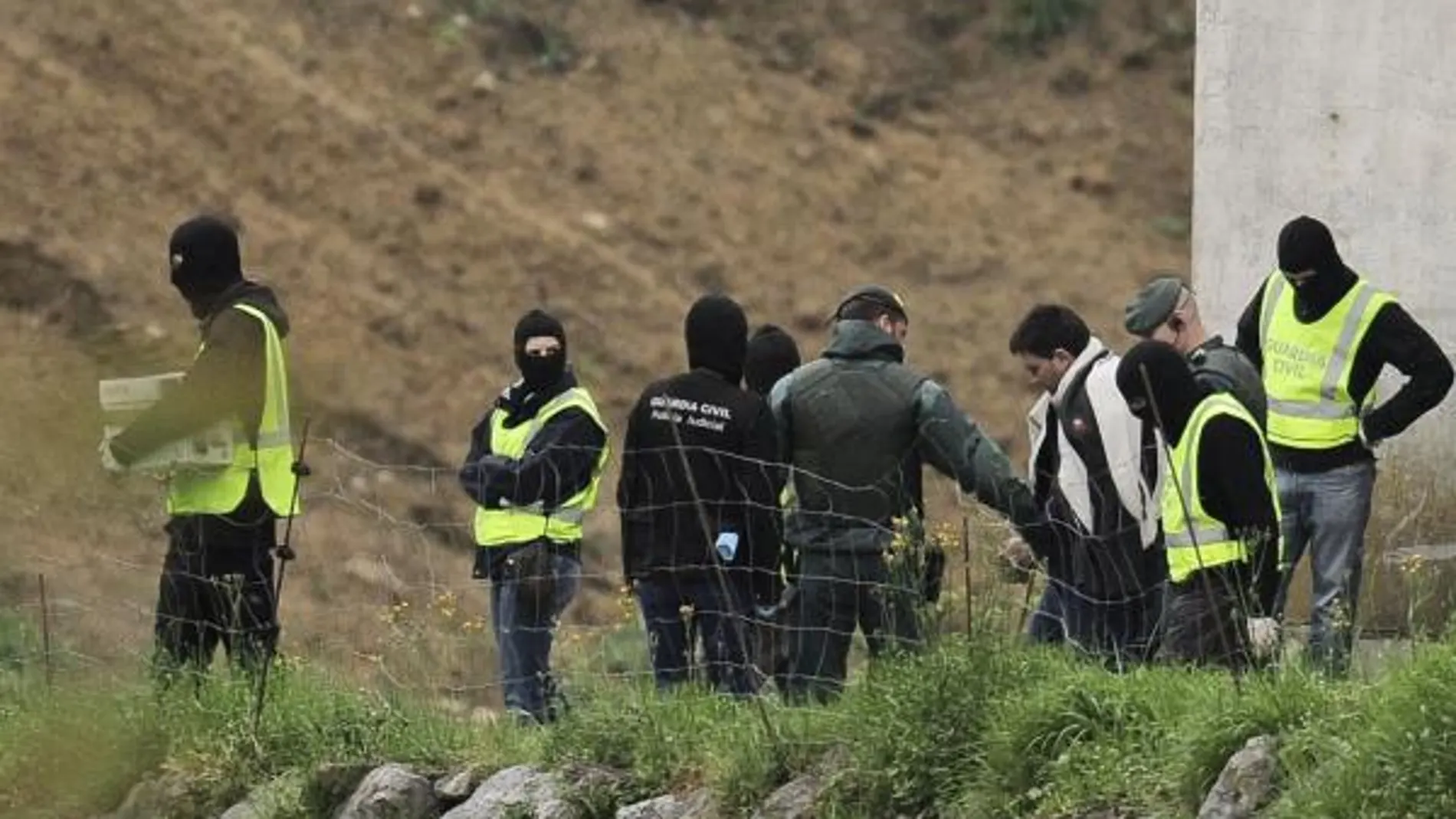 Miembros de la Guardia Civil acompañan a Igor Esnaola en el registro