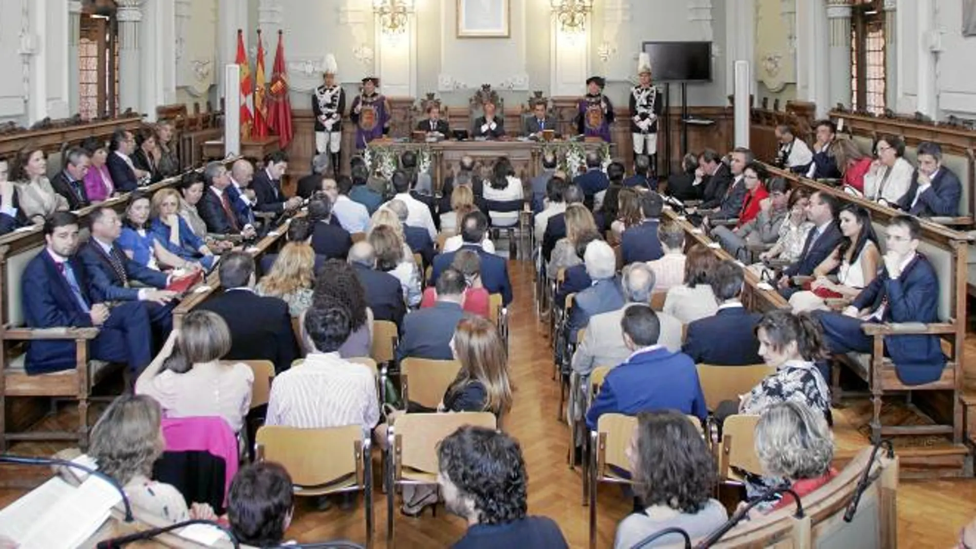 Un abarrotado salón de plenos de Valladolid contemplan la toma de posesión de Javier León de la Riva