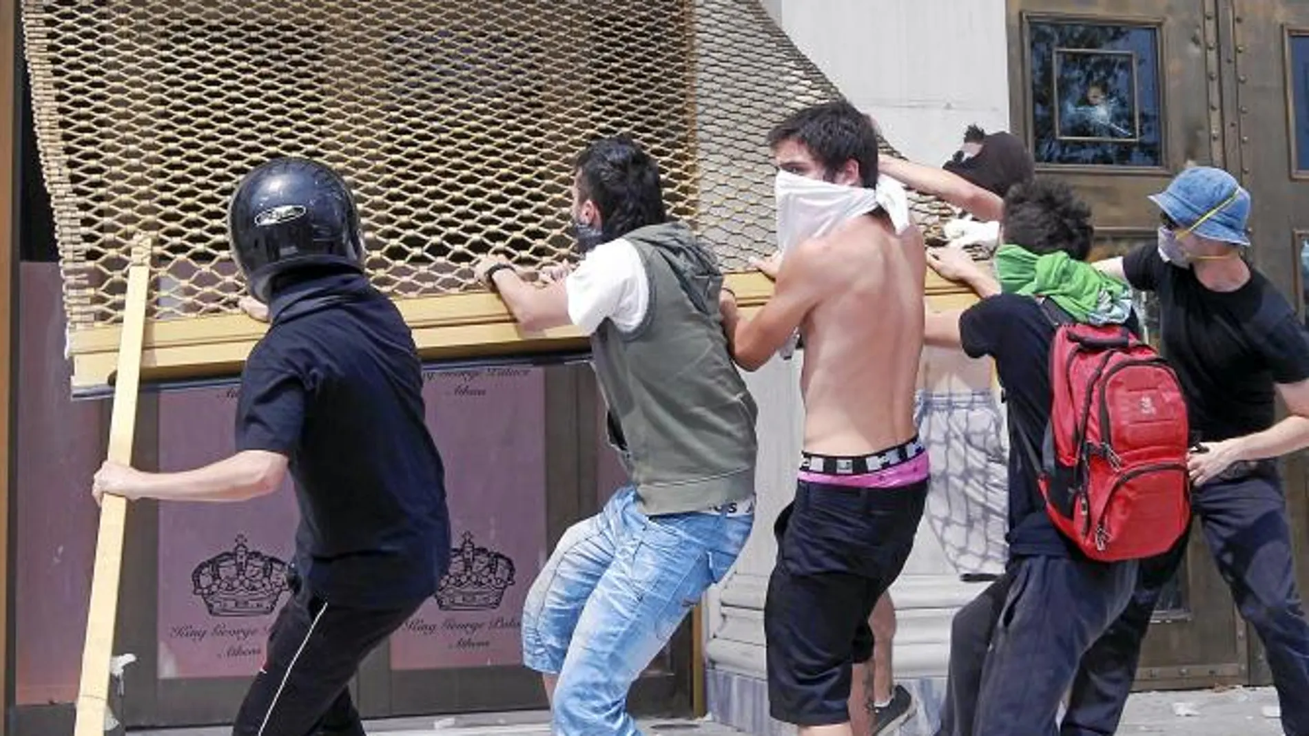 Los enfrentamientos entre la Policía y los radicales en las calles de Atenas se saldaron con varios heridos