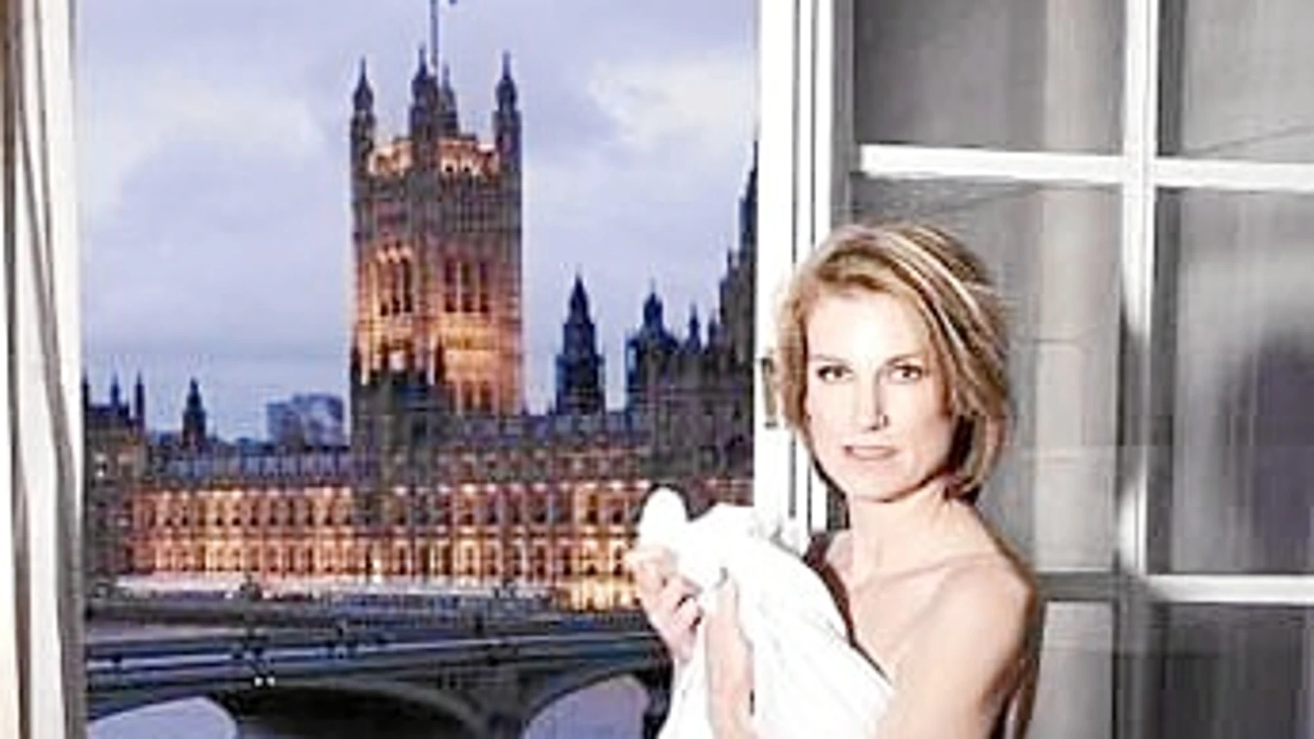 La «picante» mujer del portavoz de la Cámara de los Comunes ya escandalizó a los británicos al posar envuelta en una sábana