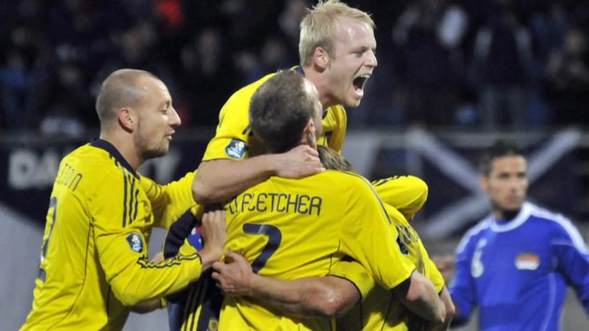 Jugadores de Escocia celebran despúes de anotar el primer gol contra Liechtenstein en Vaduz