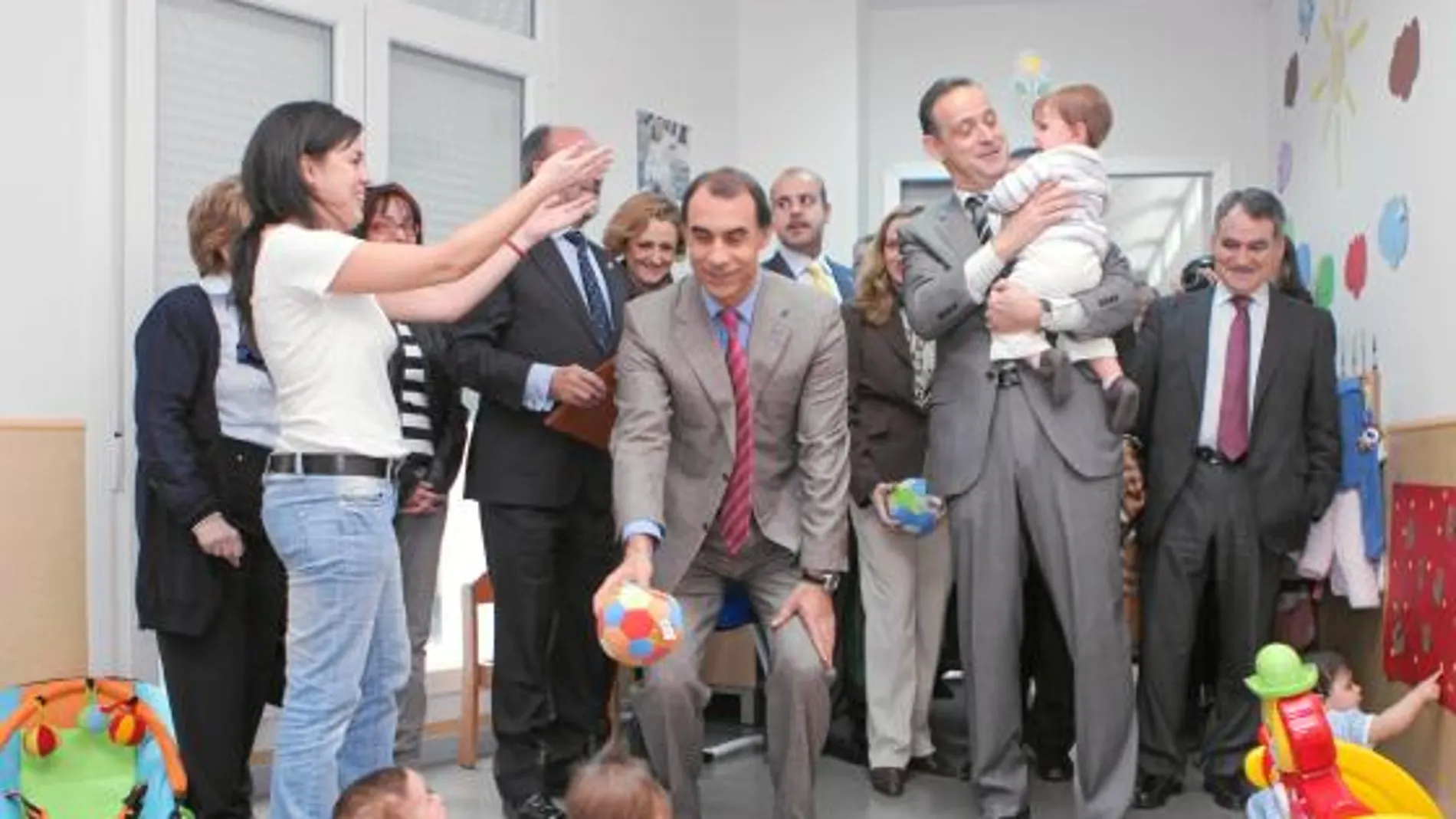 El consejero de Familia e Igualdad de Oportunidades, César Antón, inaugura la última guardería en Valladolid