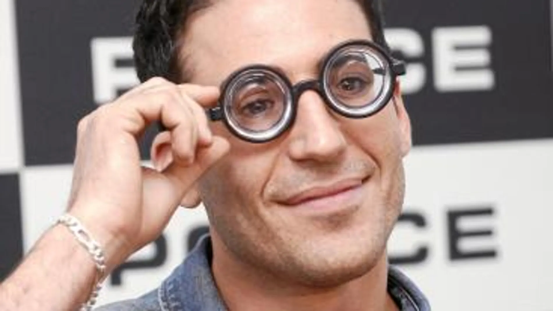 Silvestre bromeó ayer con unas gafas de carnaval durante la rueda de prensa