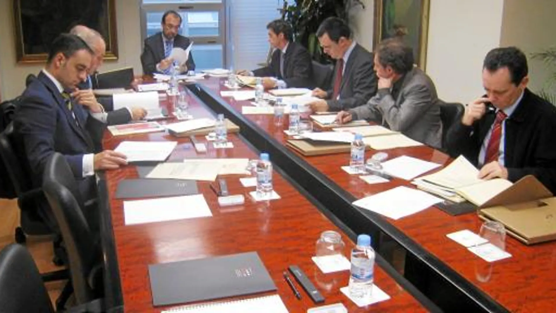 El consejero de Universidades, Empresa e Investigación de la Comunidad Autónoma de la Región de Murcia, Salvador Marín (centro), presidió el último Patronato de la Fundación Séneca