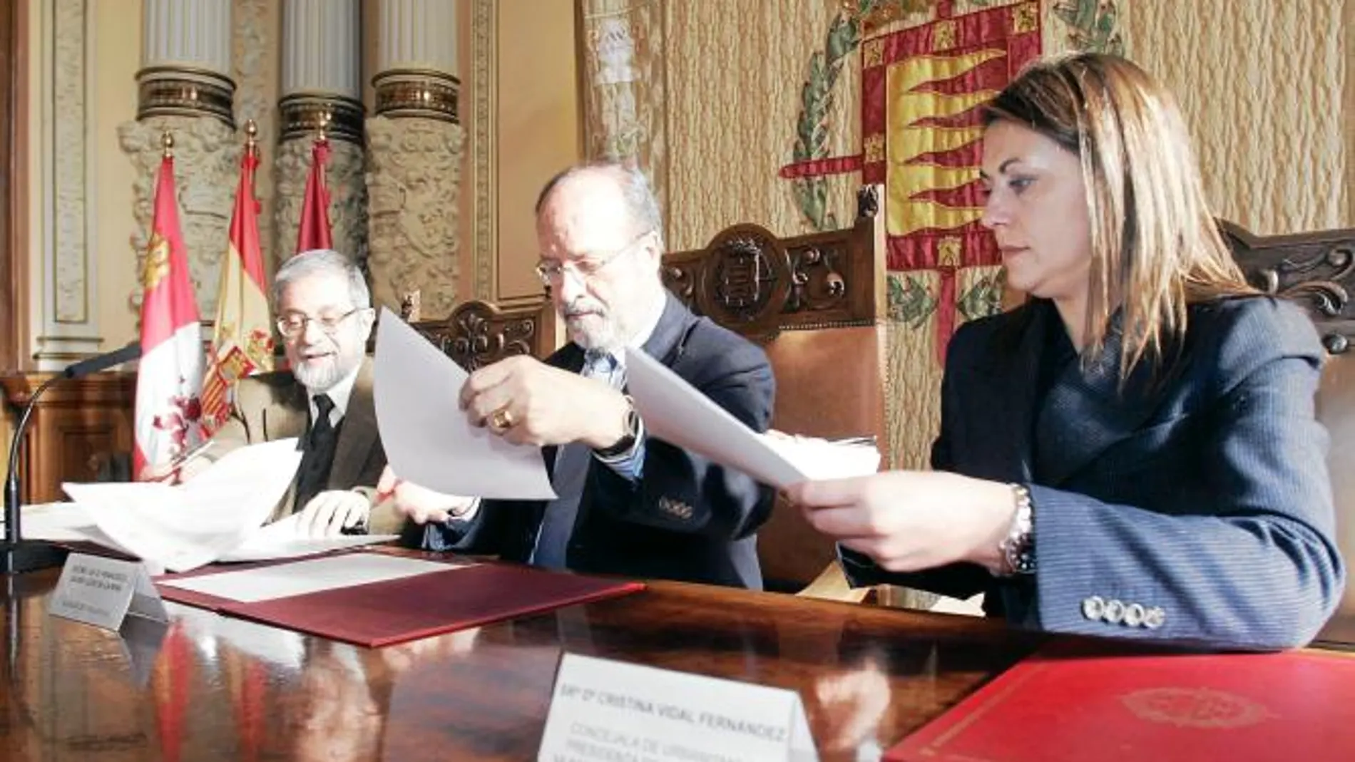 La concejal de Urbanismo, Cristina Vial, el alcalde, Javier León de la Riva, y el rector de la UVA, Marcos Sacristán, firman el convenio