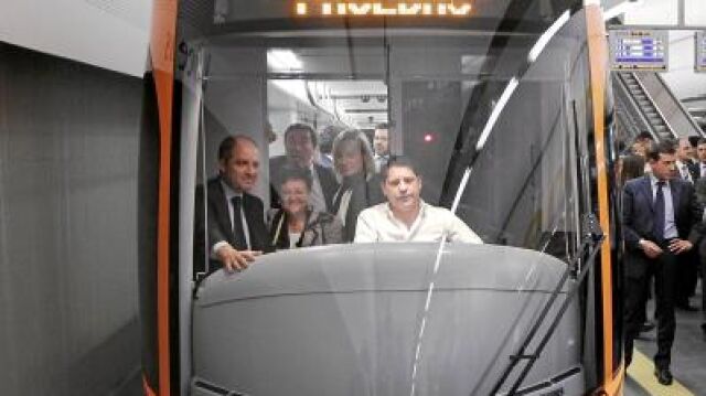 Francisco Camps, Luisa Pastor, Mario Flores y Sonia Castedo en el viaje de pruebas en el trayecto entre San Vicente del Raspeig y Alicante