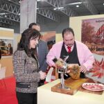 Silvia Clemente visita el expositor de Jamón de Guijuelo, un producto ibérico, en el Salón de la Alimentación