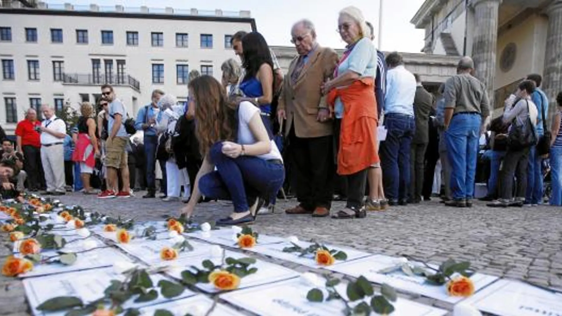 Cientos de personas recordaron ayer a las víctimas de los guardias fronterizos de la extinta RDA en una ceremonia en la Puerta de Brandenburgo