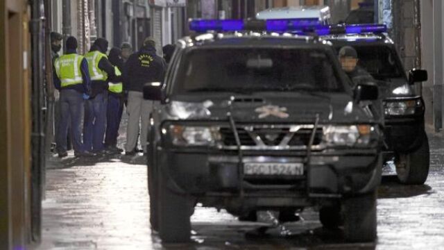 Efectivos de la Guardia Civil, durante la detención, ayer de madrugada en Vitoria