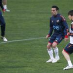 Xavi y Silva, en el primer entrenamiento de la selección en Las Rozas