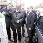 Javier León del Riva junto a un surtidor de carga eléctrica en Valladolid