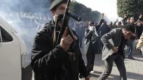 La Policía reprime dos manifestaciones contra la entrada de fieles de Ben Ali en el Gobierno tunecino