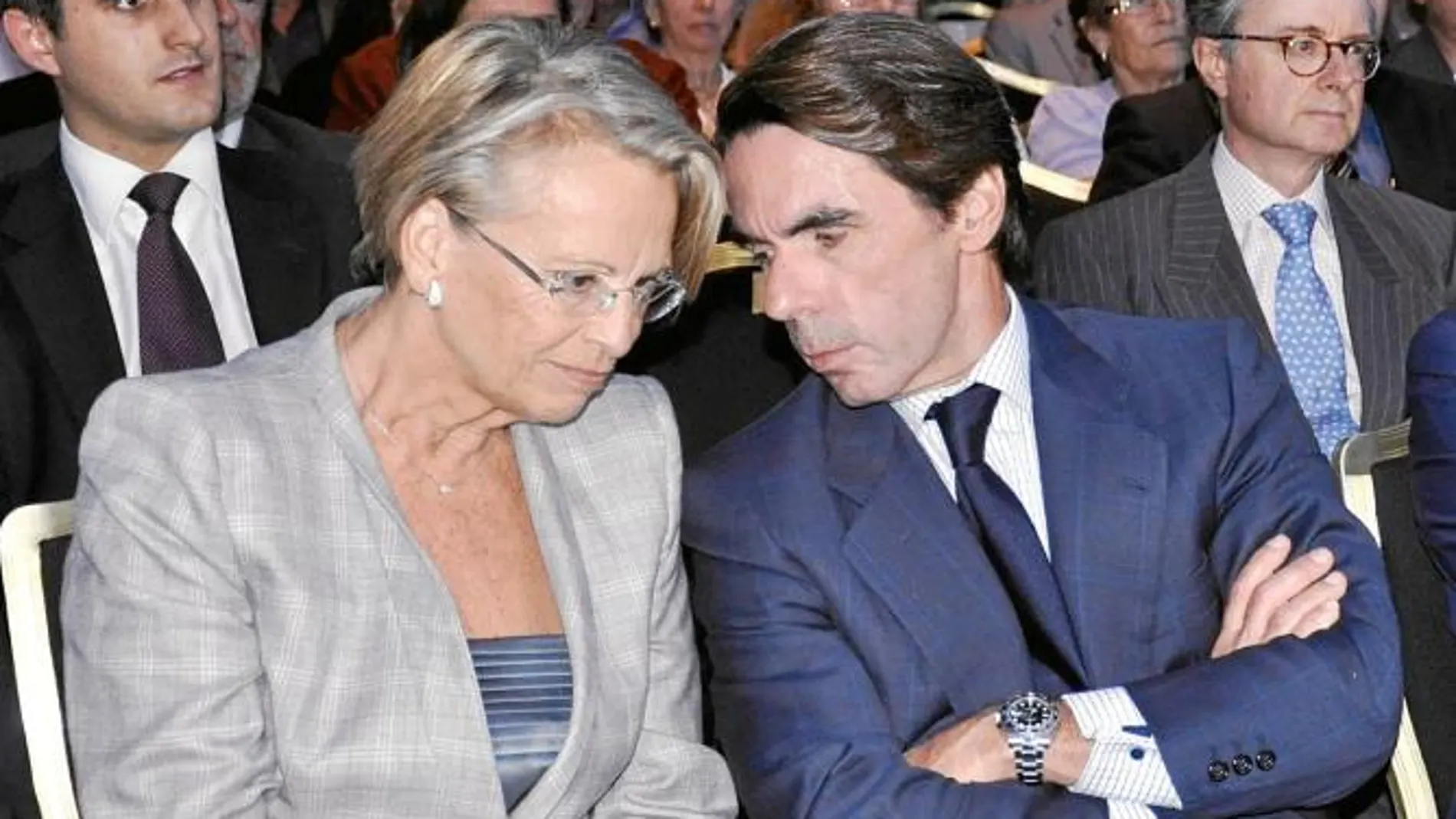 El ex presidente del Gobierno José María Aznar con Michelle Alliot-Marie, ex ministra de Exteriores de Francia, ayer, en París