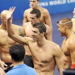 Phelps celebra con sus compañeros el triunfo en el 4x100 estilos