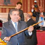 Juan Ignacio Zoido exhibe el bastón de mando que le acredita como alcalde y que aseguró que «es y será de todos los sevillanos»
