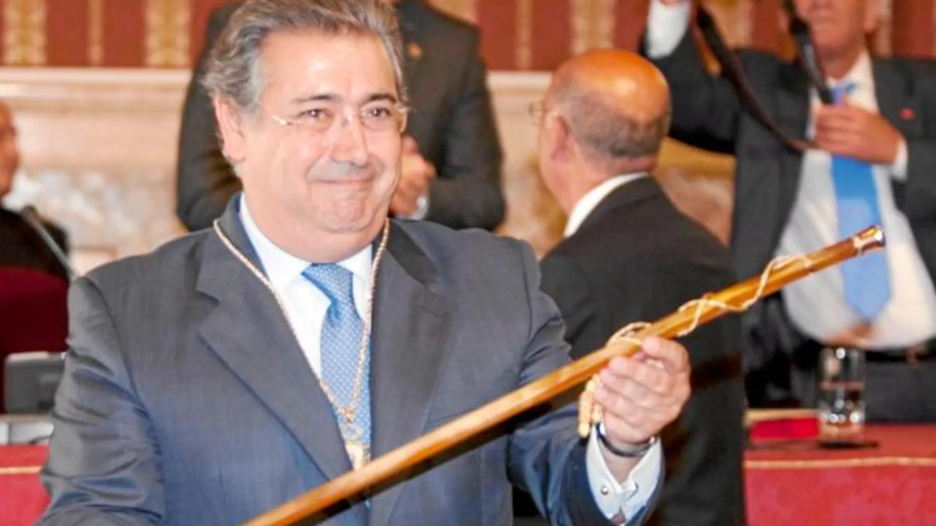 Juan Ignacio Zoido exhibe el bastón de mando que le acredita como alcalde y que aseguró que «es y será de todos los sevillanos»