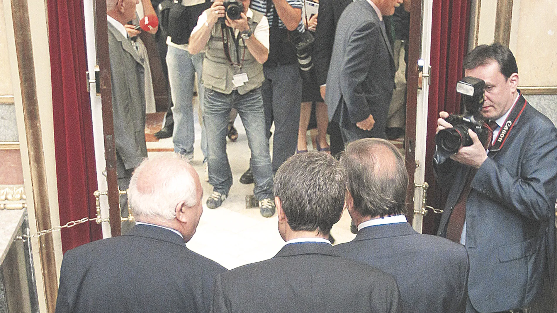Rodríguez Zapatero se dirige hacia el hemiciclo