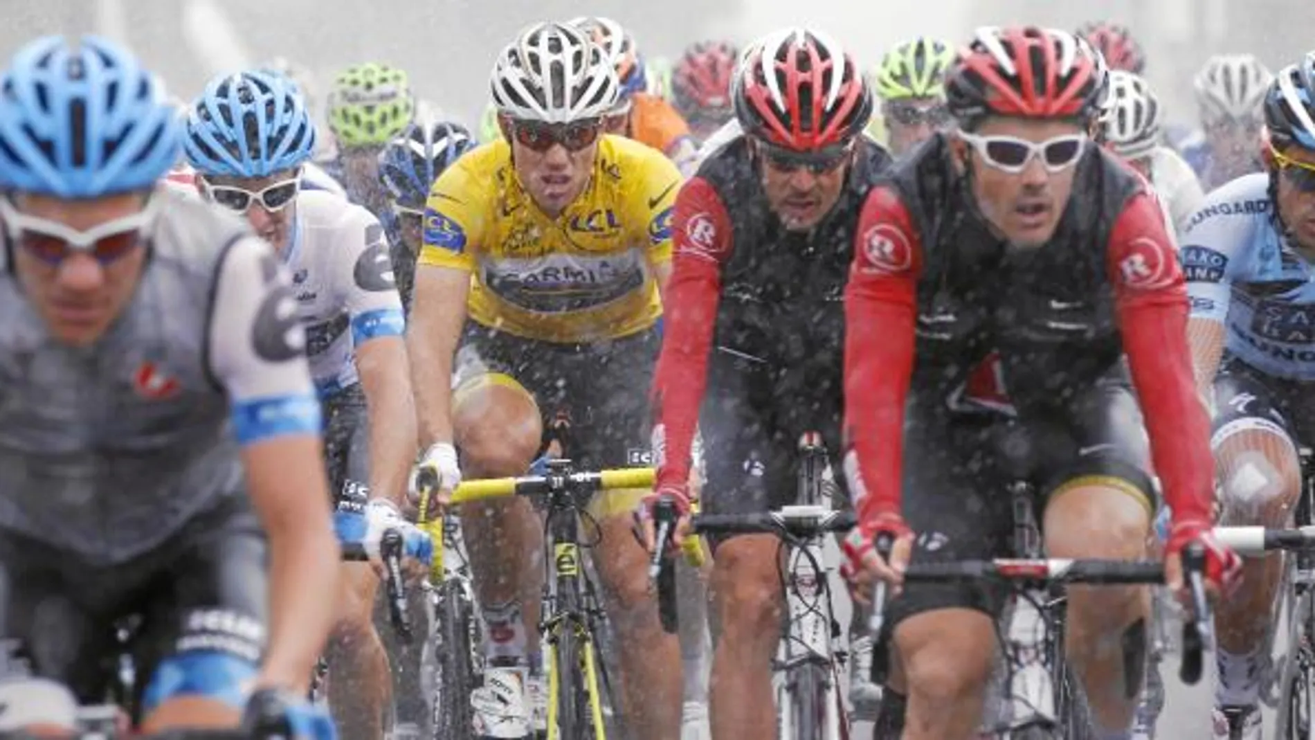 Contador, a la derecha de la imagen, rodaba muy cerca del líder de la ronda francesa, Hushovd, cuando el pelotón sufrió el aguacero