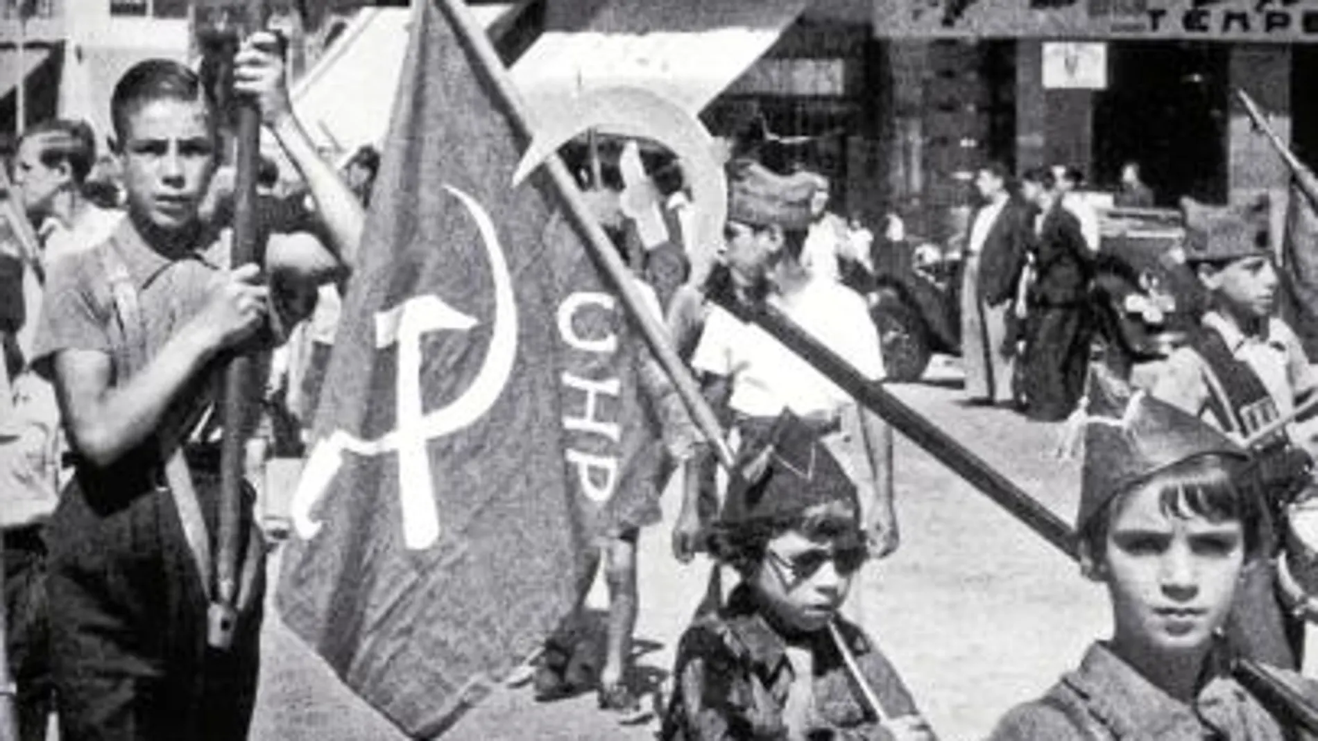 Niños con símbolos comunistas
