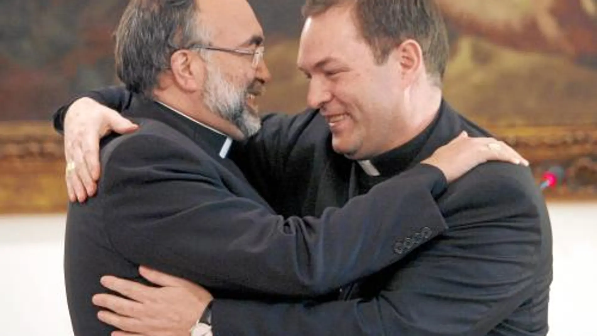 El arzobispo de Oviedo, Jesús Sanz (a la izquierda), felicita a Berzosa, que fue su obispo auxiliar y, en sus palabras, un «excelente copiloto»