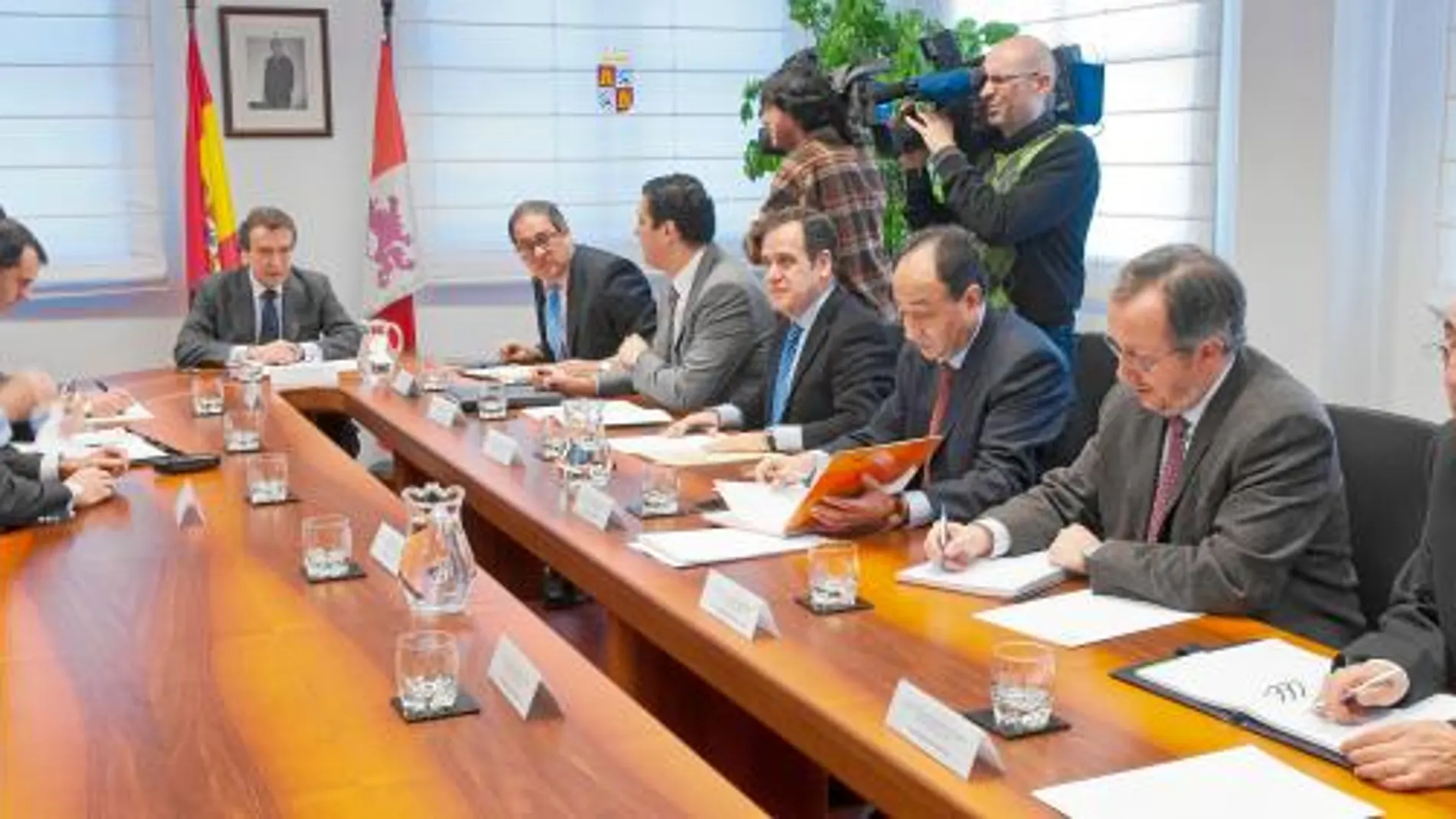 José Antonio De Santiago-Juárez, junto a los delegados territoriales, durante la reunión