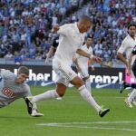 Benzema, el mejor jugador del partido en el Olímpico de Berlín, deja atrás a Kraft, portero del Hertha, y consigue su segundo gol