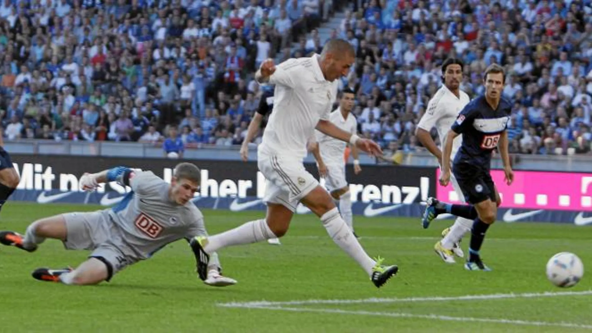 Benzema, el mejor jugador del partido en el Olímpico de Berlín, deja atrás a Kraft, portero del Hertha, y consigue su segundo gol
