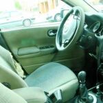 Los agentes denuncian que los coches están en mal estado y que no se renuevan los efectivos. En la imagen uno de los vehículos municipales, cuya sirena no funciona y con los asientos roídos.
