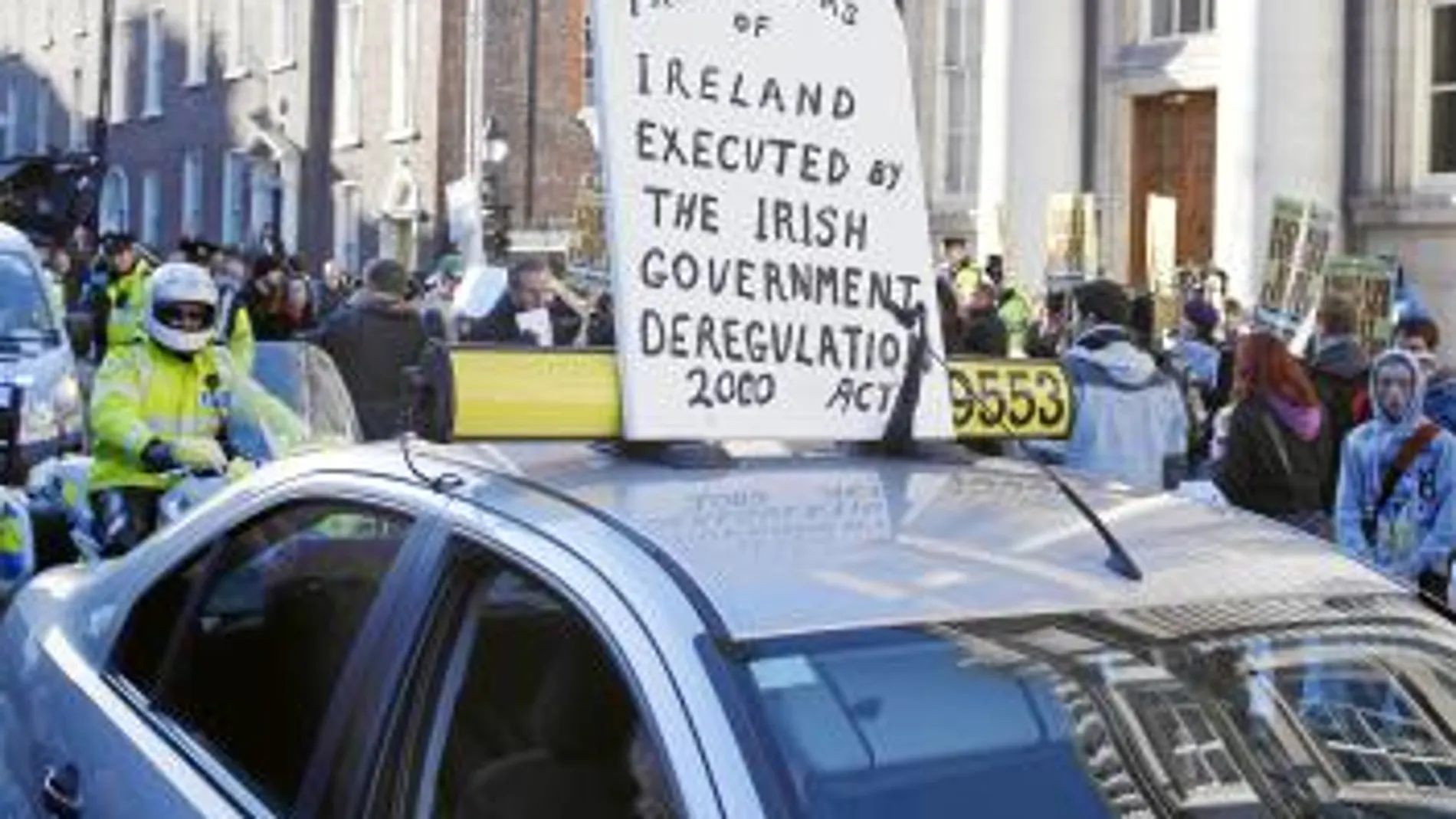 A la falta de trabajo de los taxistas irlandeses se suma que la nueva regulación prohíbe utilizar vehículos de más de nueve años