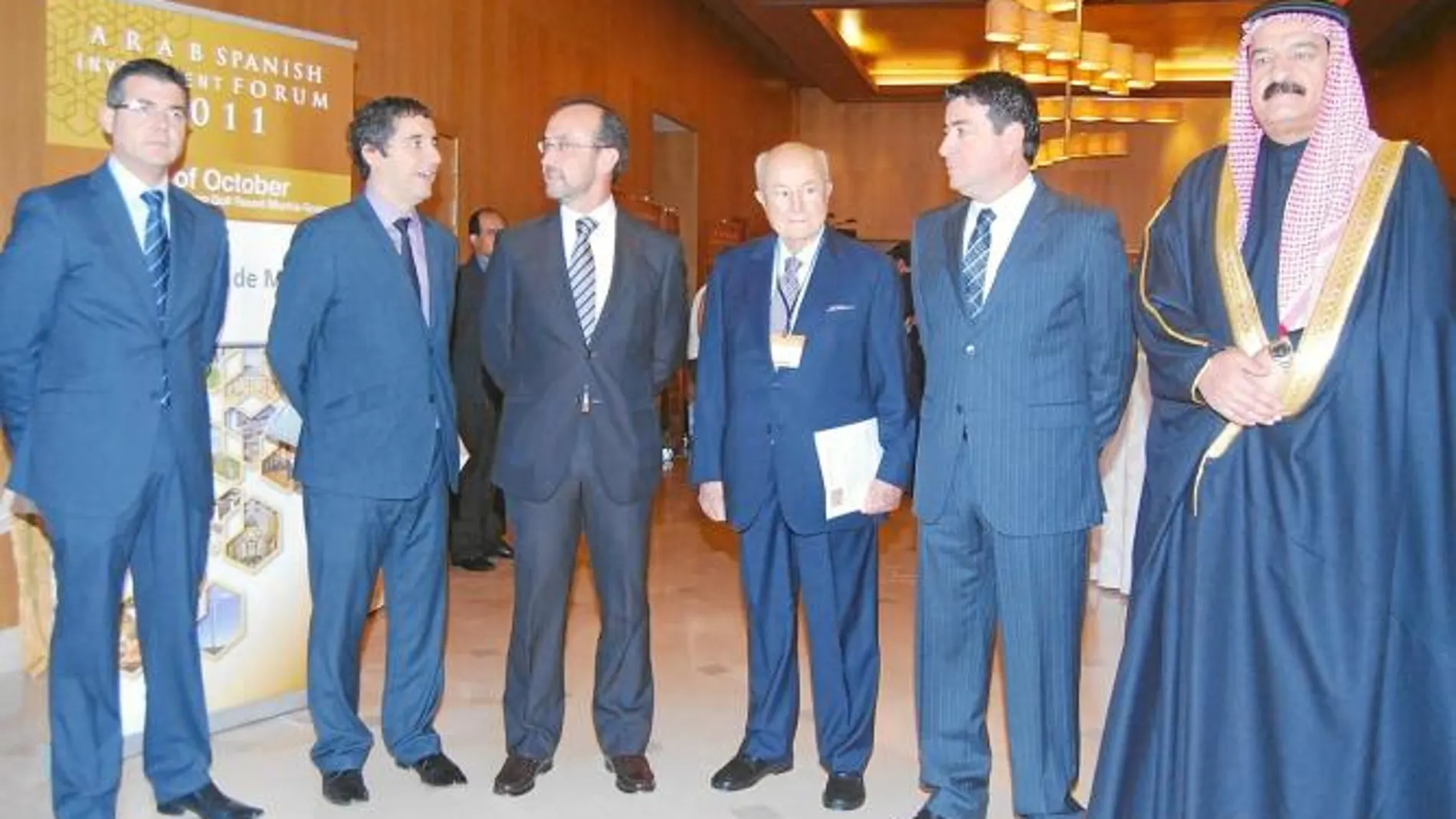 García, Cruz y Marín, junto a algunos de los inversores que ayer participaron en el foro de inversores