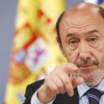 Rubalcaba anuncia el recorte del límite de velocidad y cree que la medida conseguirá un ahorro en el consumo de combustibles.