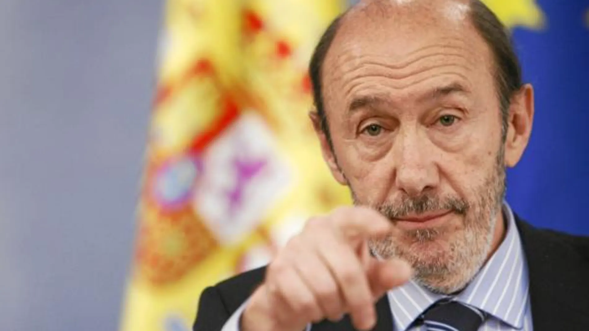 Rubalcaba anuncia el recorte del límite de velocidad y cree que la medida conseguirá un ahorro en el consumo de combustibles.
