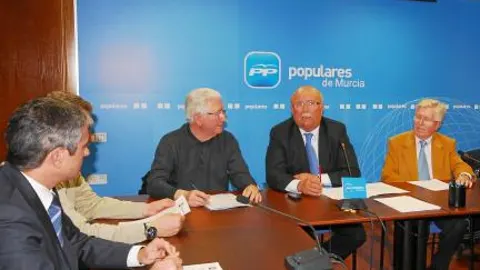 El Comité Electoral Regional del Partido Popular, encabezado por Sánchez Carrillo (segundo por la derecha), durante la reunión que mantuvieron ayer en la sede de la formación